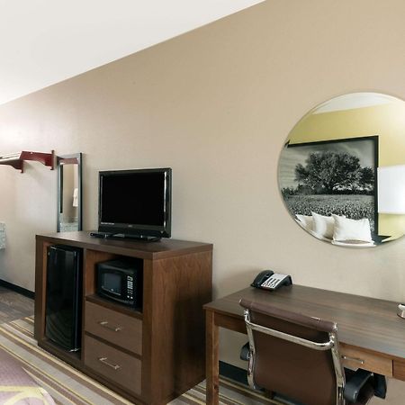 Super 8 By Wyndham Colorado City Exterior photo